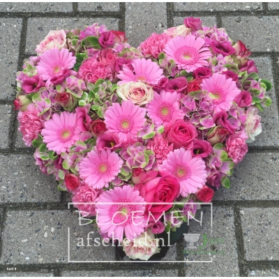 Roze hart van hortensia en andere bloemen